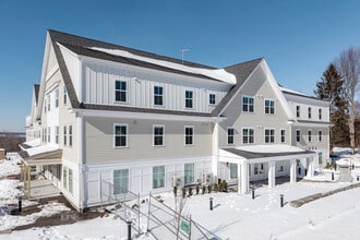 Ade Bethune House in Portsmouth, RI - Foto de edificio - Building Photo
