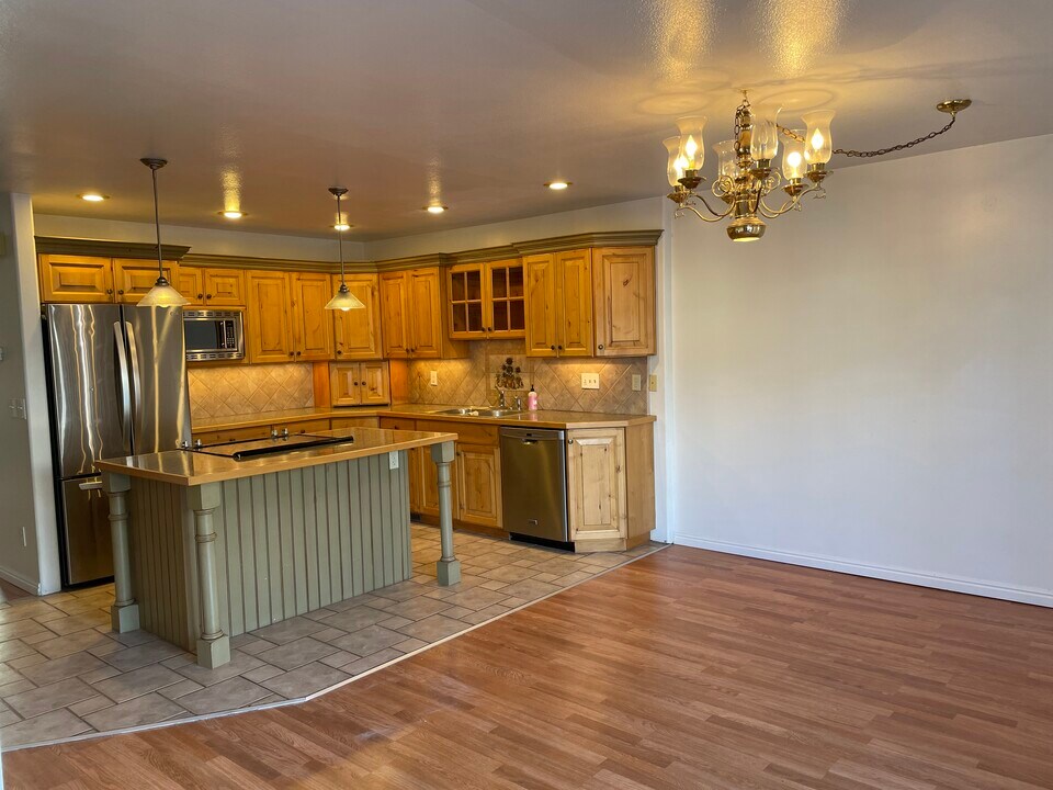1586 E Ventnor Ave in Holladay, UT - Building Photo
