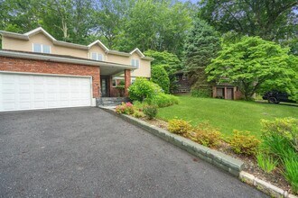 44 Sandy Hollow Rd in Port Washington, NY - Building Photo - Building Photo