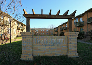 Courtyard on Main in Cleburne, TX - Foto de edificio - Building Photo