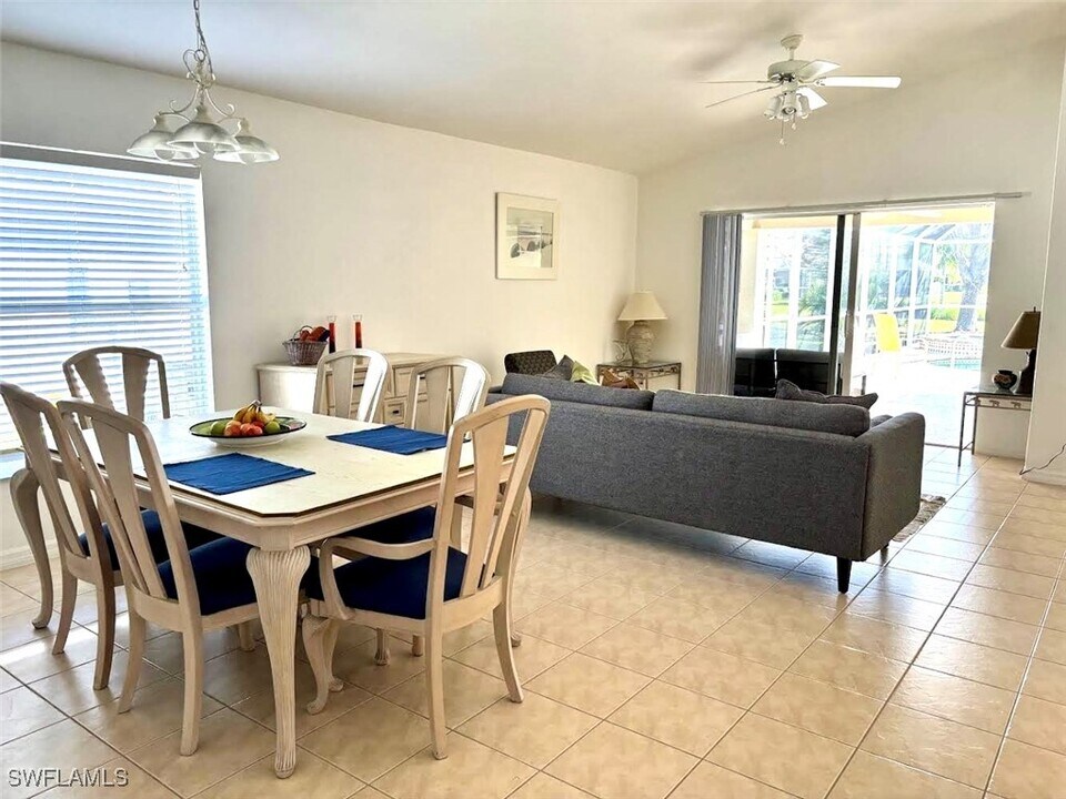 19605 Tesoro Way in Ft. Myers, FL - Foto de edificio