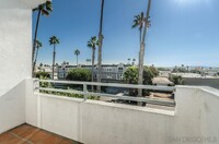 1614 Chalcedony St in San Diego, CA - Foto de edificio - Building Photo