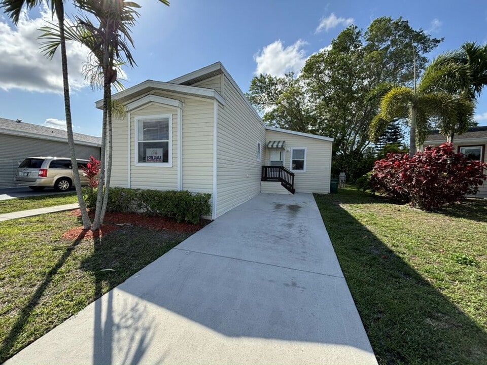 6402 NW 28th St in Margate, FL - Building Photo