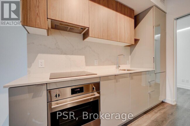 161 Roehampton Ave in Toronto, ON - Building Photo - Building Photo