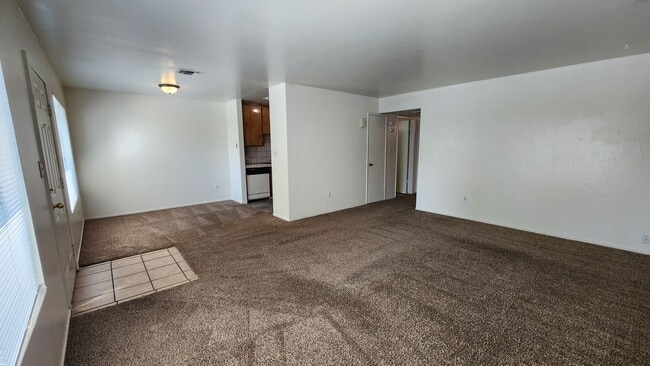 7004 N Half Moon Dr in Bakersfield, CA - Building Photo - Building Photo