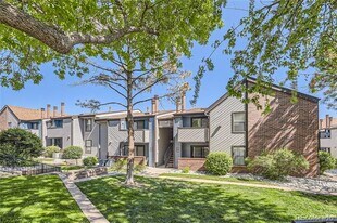 11935 E Harvard Ave in Aurora, CO - Building Photo