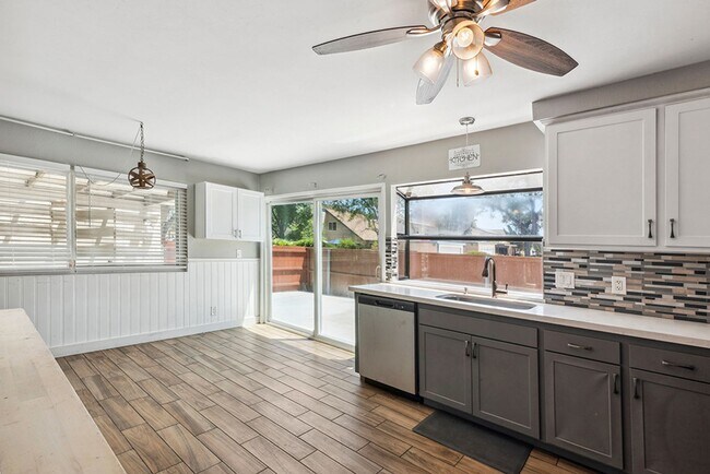 10666 Escobar Dr in San Diego, CA - Building Photo - Building Photo