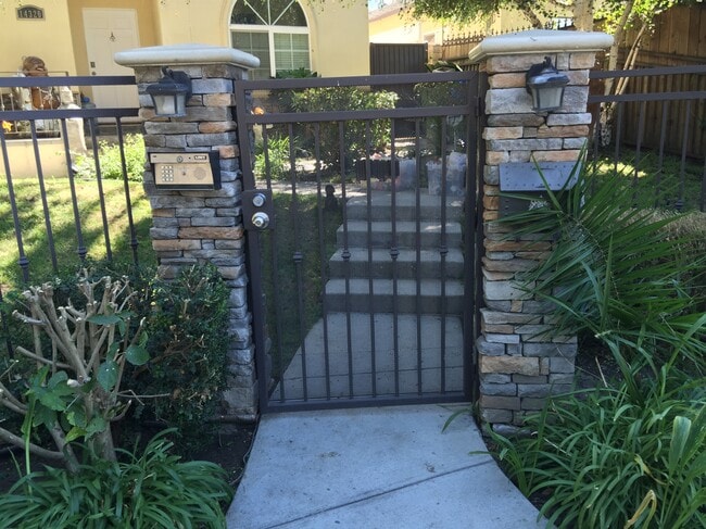 14320 Hortense St in Sherman Oaks, CA - Building Photo - Building Photo