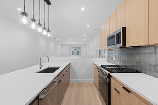 902 W Dakin St, Unit 103 in Chicago, IL - Building Photo