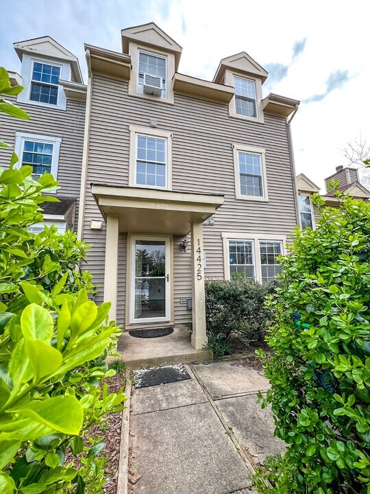 14425 Gringsby Ct in Centreville, VA - Building Photo