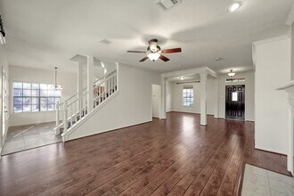 23 Heathstone Pl in Spring, TX - Foto de edificio - Building Photo