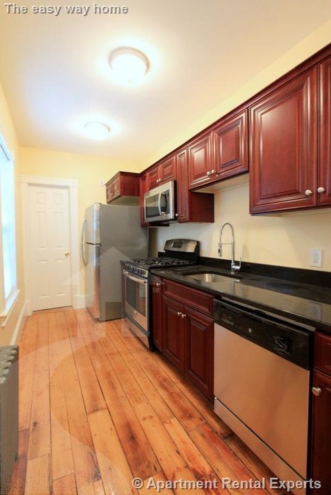 6 White St in Cambridge, MA - Building Photo