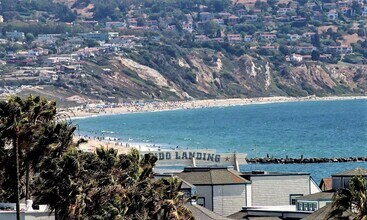 120 The Vlg, Unit 407 in Redondo Beach, CA - Foto de edificio - Building Photo