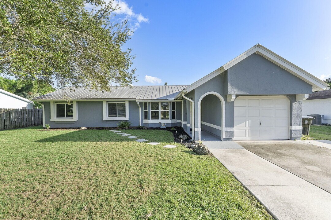 1974 SE Tiffany Ave in Port St. Lucie, FL - Building Photo