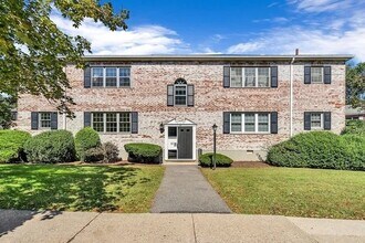 117 Lake Shore Rd, Unit 3 in Boston, MA - Building Photo - Building Photo