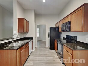 1602 Canary Island Ct in Dallas, TX - Foto de edificio - Building Photo