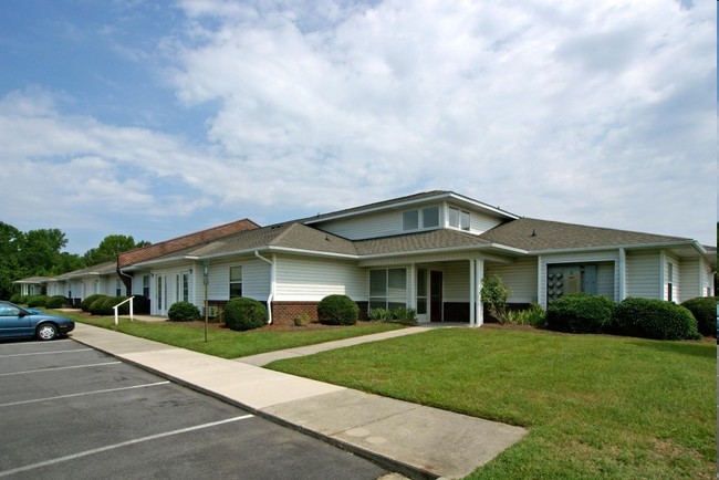 Azalea Gardens Apartments in Murfreesboro, NC - Building Photo - Building Photo