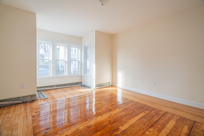 4 Congress Pl-Unit -1 in Fitchburg, MA - Foto de edificio - Building Photo