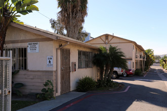 Sunset Breeze Apartments in San Diego, CA - Building Photo - Building Photo