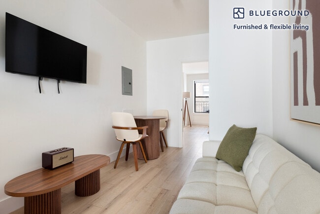 940 1st Ave in New York, NY - Foto de edificio - Building Photo