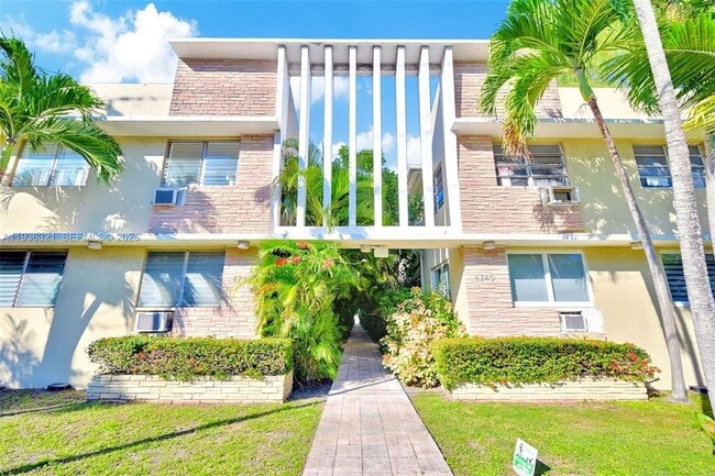 4730 Pine Tree Dr, Unit 14 in Miami Beach, FL - Foto de edificio - Building Photo