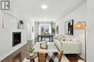 23 Slingsby Ln in Toronto, ON - Building Photo - Building Photo