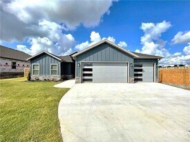 2762 N Justin Dr in Fayetteville, AR - Building Photo