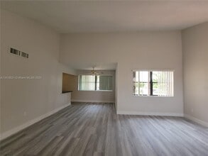 251 W Park Dr in Miami, FL - Building Photo - Building Photo