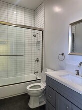 1702 S Hoover St, Unit 202 in Los Angeles, CA - Foto de edificio - Building Photo