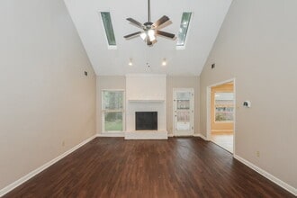 1960 Maple Creek Dr in Memphis, TN - Building Photo - Building Photo