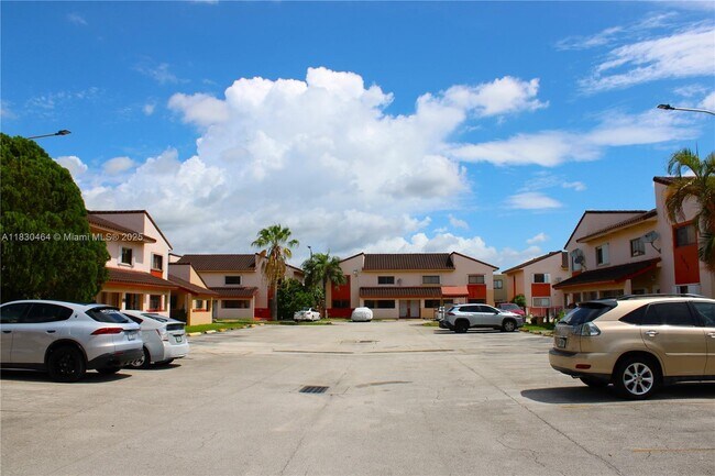 2895 W 76th St in Hialeah, FL - Foto de edificio - Building Photo