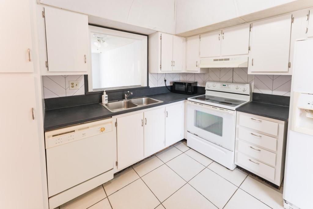 410 NW 68th Ave in Plantation, FL - Building Photo
