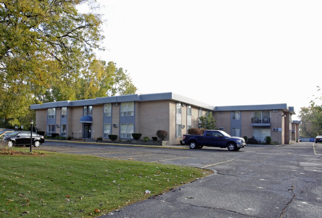 Harvard House Apartments in Berkley, MI - Building Photo