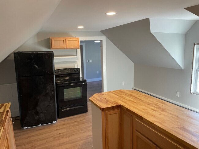 51 Grove St, Unit 2 in Keene, NH - Building Photo - Building Photo