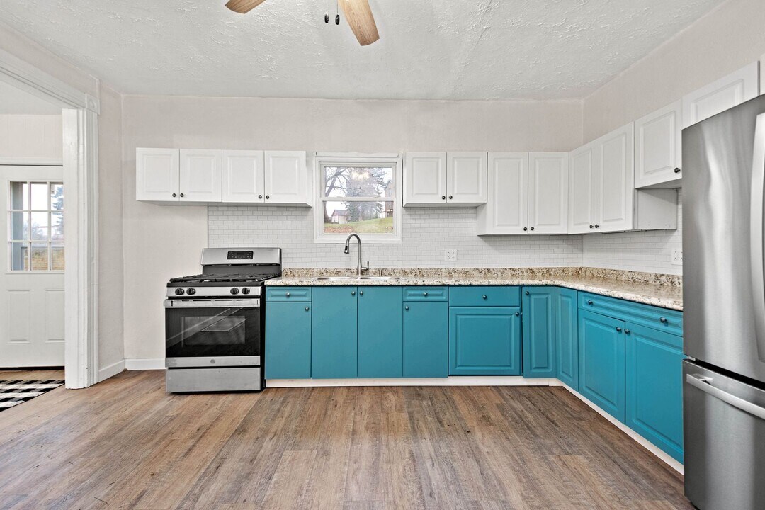 1916 New York Ave in McKeesport, PA - Building Photo