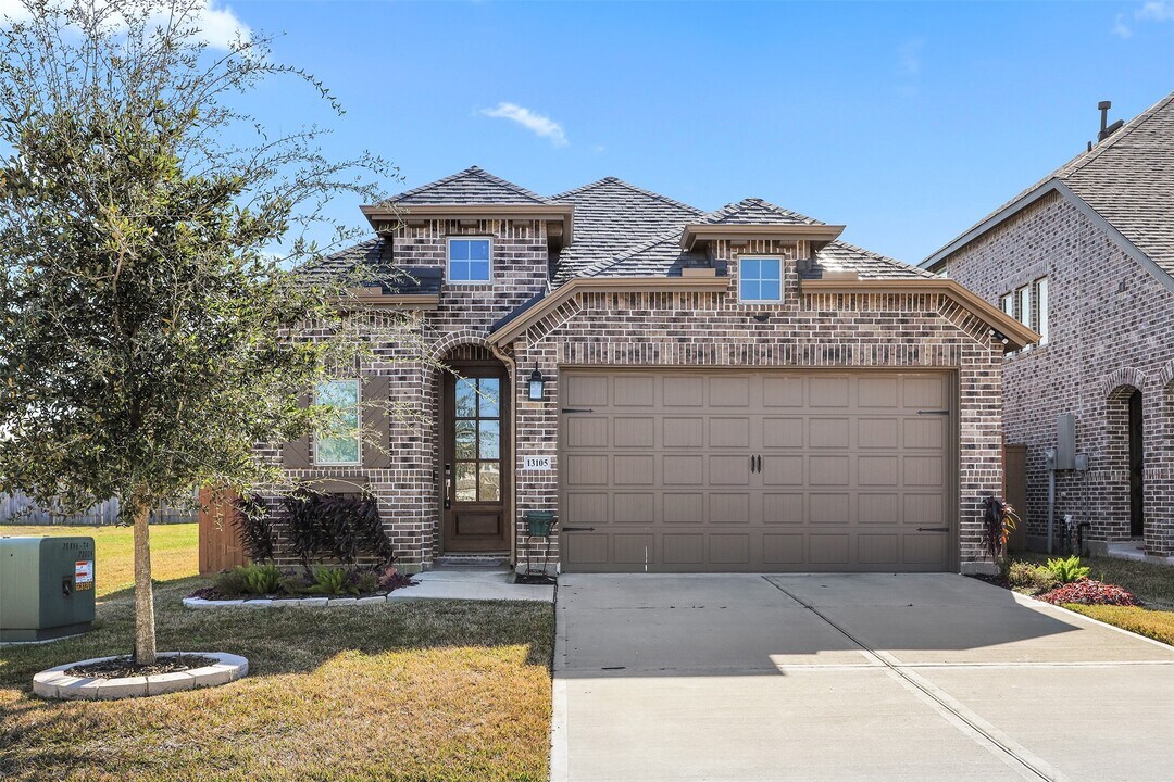 13105 Sapphire Lake Ln in La Marque, TX - Foto de edificio