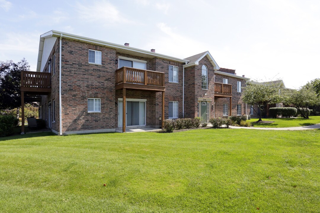 Brook Run in Arlington Heights, IL - Building Photo