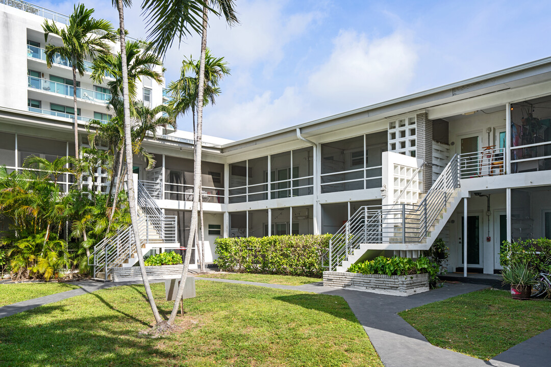 9200 E Bay Harbor Dr in Bay Harbor Islands, FL - Building Photo