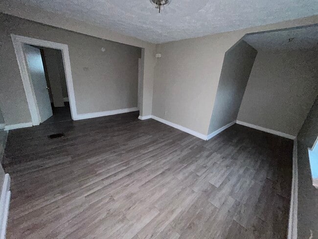 83 Taylor St, Unit 2 in Rochester, NY - Foto de edificio - Building Photo