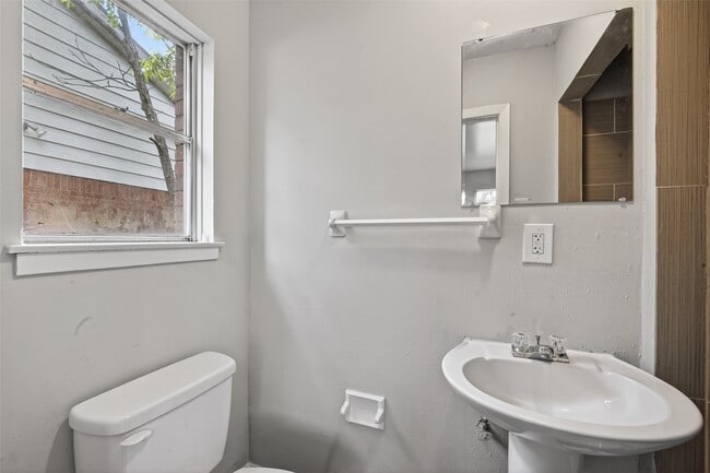 property at 3918 Tavenor Ln