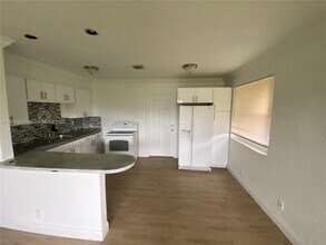 2446 Johnson St-Unit -2 in Hollywood, FL - Foto de edificio - Building Photo