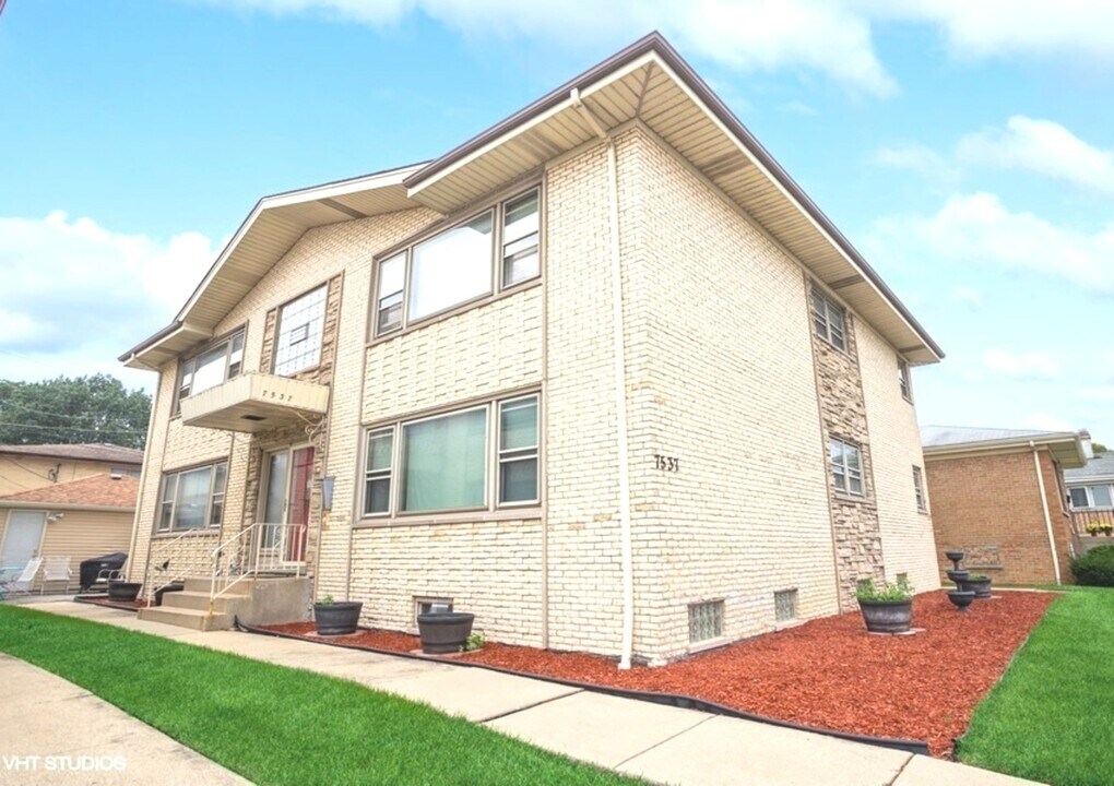 7537 W Higgins Rd in Chicago, IL - Building Photo
