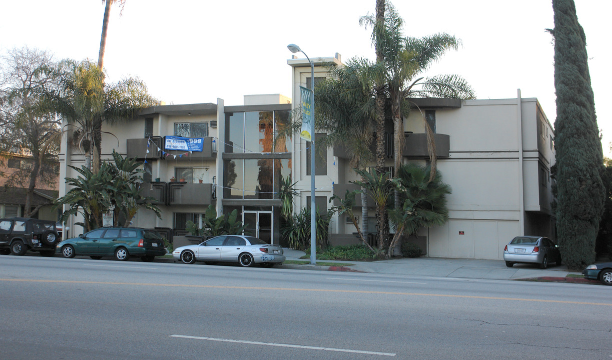 5112 Laurel Cyn Apartments in Valley Village, CA - Building Photo