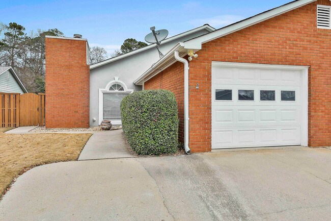 215 Courtyard Ln in Fayetteville, GA - Foto de edificio - Building Photo