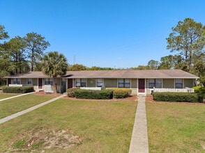 Pinellas Pines in Pinellas Park, FL - Building Photo - Building Photo