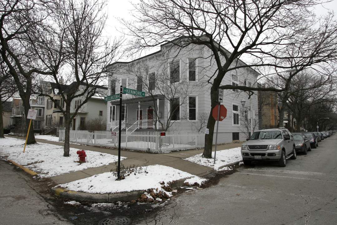 1034 W Wellington Ave in Chicago, IL - Building Photo