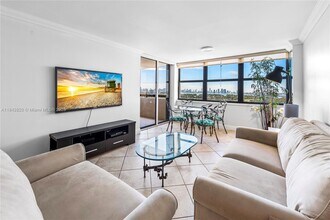 2555 Collins Ave in Miami, FL - Building Photo - Building Photo