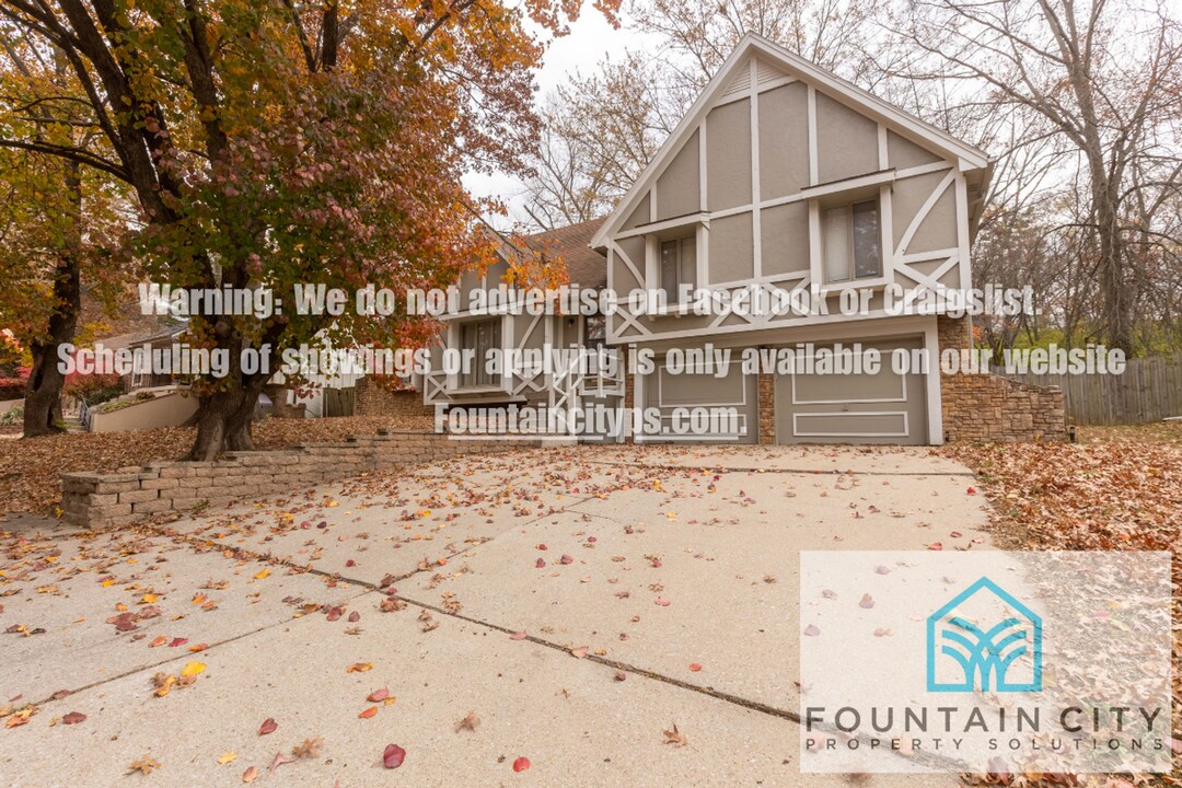 807 Laurel Ave in Liberty, MO - Building Photo