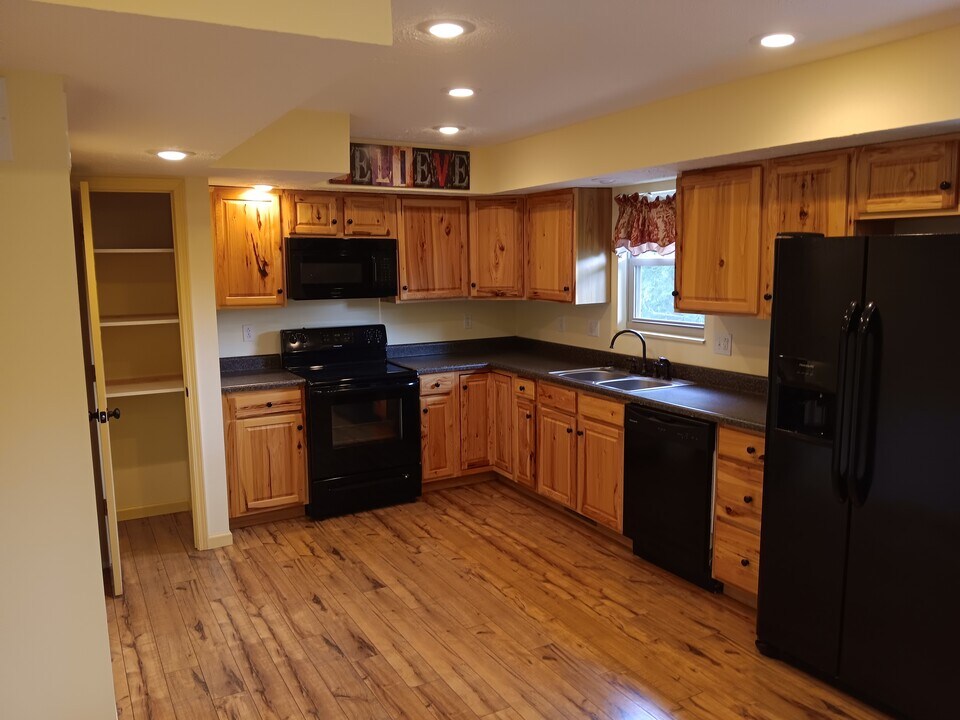 899 Blennerhassett Hts in Washington, WV - Building Photo