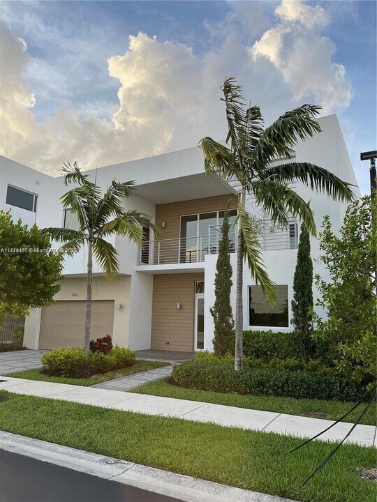 10061 NW 75th St in Doral, FL - Building Photo
